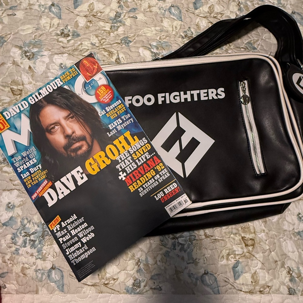 Foo Fighters Black Messenger Bag with Magazine included - Picture 2 of 9